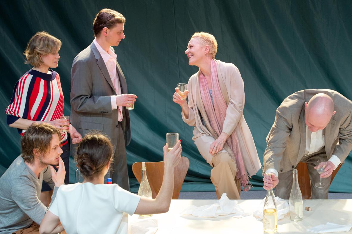 Eine Nacht lang Familie Foto: Theater Bonn