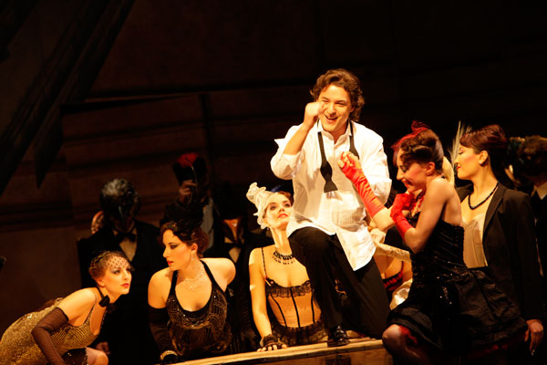 Herzog von Mantua (Dmitry Korchak), Ensemble Foto: Paul Leclaire